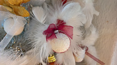 Albero di Natale bianco shabby chic riciclando piume vere di gallina, dettaglio