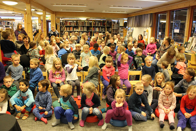 Juleforestilling på Skjåk folkebibliotek. Foto: Sigrun Eide