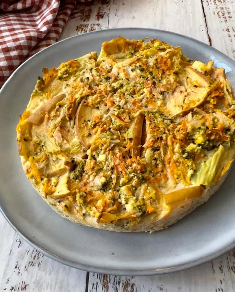 Pastel de brócoli con queso fresco y manzana