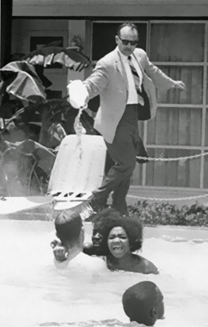 Владелец отеля заливает кислотой бассейн, в то время как черные люди плавают в нем, 1964 г.