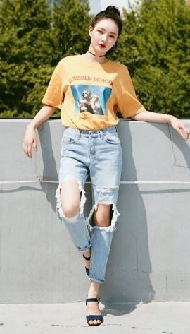 ootd : t-shirt + sandals + boyfriend jeans
