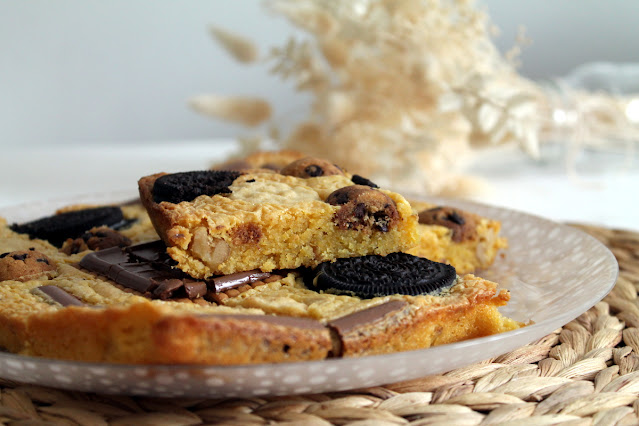 Brownie de chocolate blanco decorado con galletas