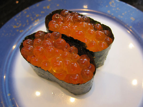 101 เมนูซูชิ ข้าวห่อสาหร่ายหน้าไข่ปลาแซลมอน (Ikura Gukan)