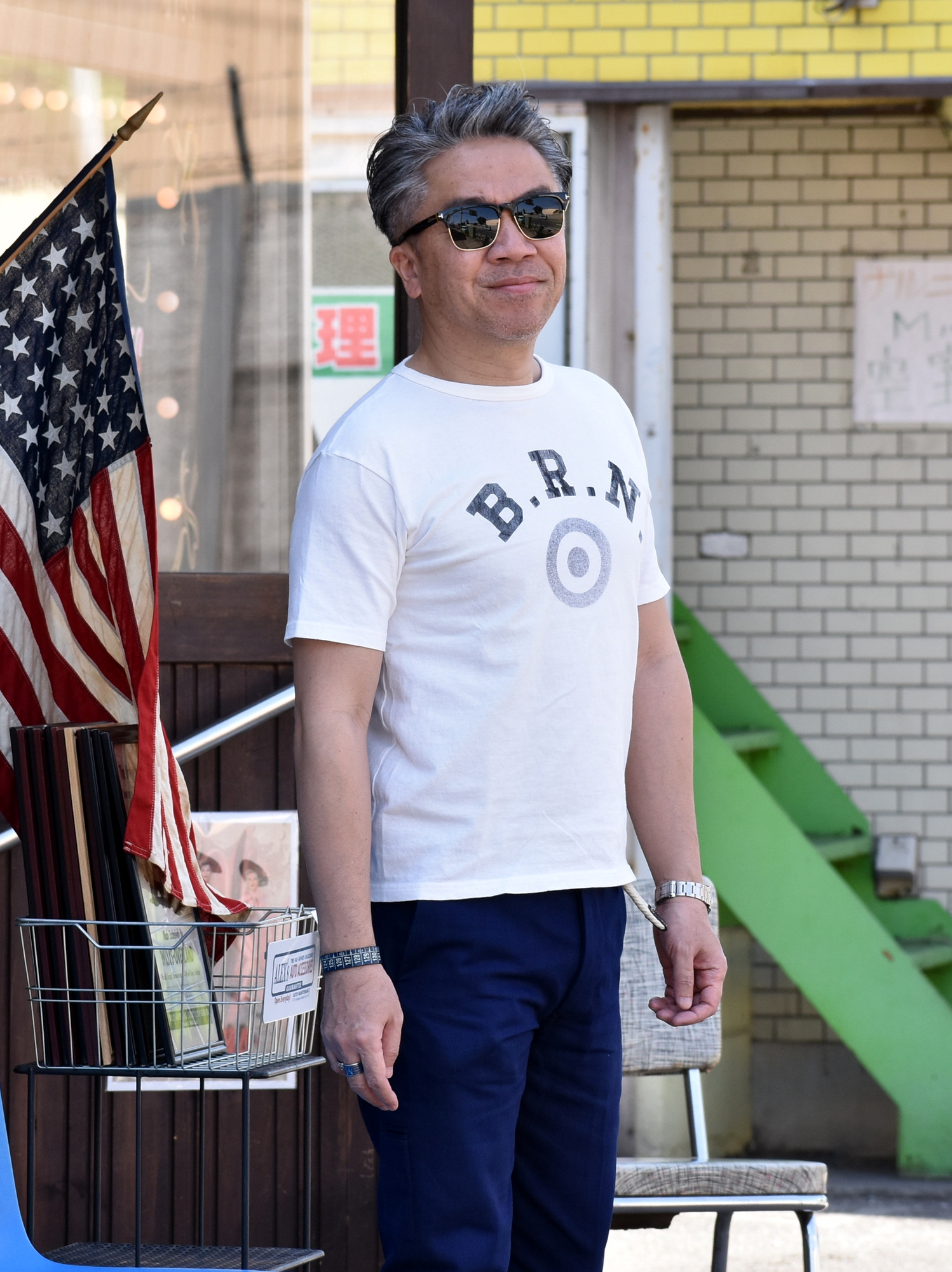 ネイビーパンツは難しく テーラードジャケットと合わせにくい