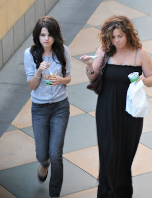 selena gomez mom pictures