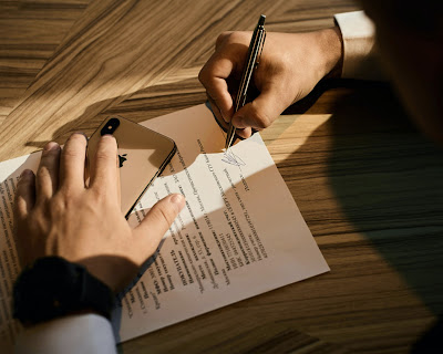 Persona firmando un documento