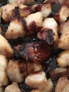 切った豚バラ肉を炒めてルーロー飯の素を加える