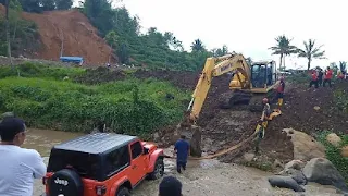 Jeep Wrangler Rubicon Bupati Karanganyar Gagal Nanjak Dan Harus Ditarik Excavator