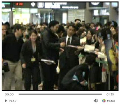 Video of Robert Pattinson Signing Autographs at Narita Airport + No Love For 
