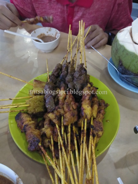 Mrs.A-makan-sate