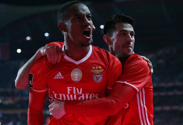 Mitroglou bisa, Carrillo assina obra de arte e Benfica lidera