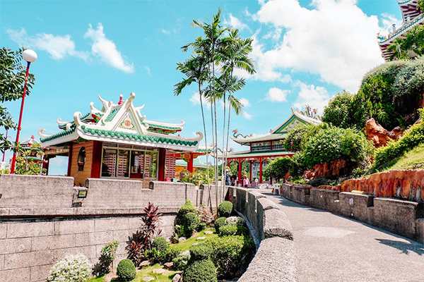 ~ The Taoist temple is a very popular tourist destination. But certain rules must be observed. ~