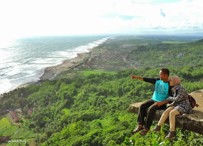 Selfie extreme end Parangendog hill, South Yogyakarta, indonesia.