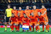 SELECCIÓN DE PAÍSES BAJOS. Temporada 2009-10. Maarten Stekelenburg, Robin Van Persie, John Heitinga, Joris Mathijsen, Dirk Kuyt, Mark Van Bommel. Greogry Van der Wiel, Nigel De Jong, Gio Van Bronckhorst, Wesley Sneijder, Arjen Robben. SELECCIÓN DE ESPAÑA 1 SELECCIÓN DE PAÍSES BAJOS 0 Domingo 11/07/2010, 20:30 horas. XIX Copa Mundial de Fútbol Sudáfrica 2010, Final. Johannesburgo, Sudáfrica, estadio Soccer City: 84.490 espectadores. GOLES: 1-0: 116’, Iniesta. ESPAÑA GANA EL CAMPEONATO MUNDIAL DE FÚTBOL.