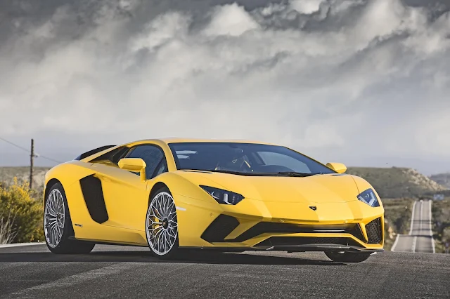 Lamborghini Aventador / AutosMk