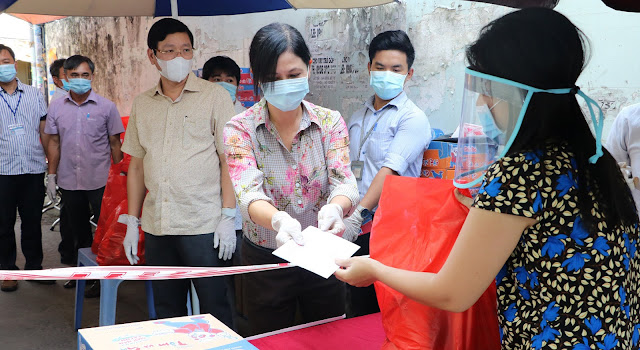 Đồng chí Nguyễn Thu Hương, Chủ tịch Ủy ban MTTQ quận tặng quà người dân tại hẻm 57/55/28 Phường 15. (Ảnh HH) Đồng chí Nguyễn Thu Hương, Chủ tịch Ủy ban MTTQ quận tặng quà người dân tại hẻm 57/55/28 Phường 15. (Ảnh HH)