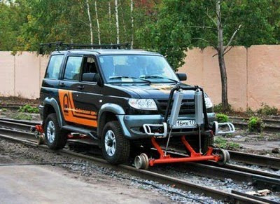 Road vehicle in rail trap