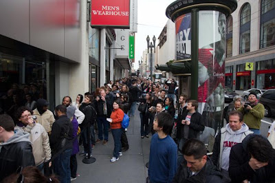 Crazy iPad Launch Day Seen On www.coolpicturegallery.net
