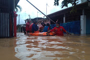 Banjir, Perum BMI Cikampek Ditutupi Air Hingga Atap Rumah