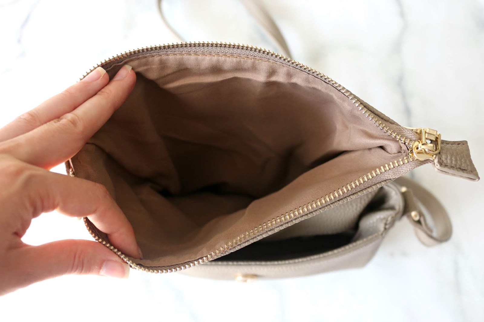 What's In My Bag Adrienne Vittadini Crossbody Bag Review