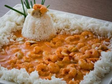 Foto de uma das receitas especiais e deliciosas de camarão. Imagem estrogonofe com arroz.