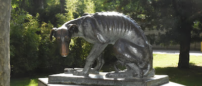 La Escultura al Perro Abandonado de Barcelona