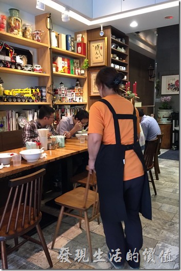 六丁目拉麵的內部景象，整體佈置還算精巧，廚房上有許多有趣但點不到的菜單，櫃子上則有很多建築與車子的模型。
