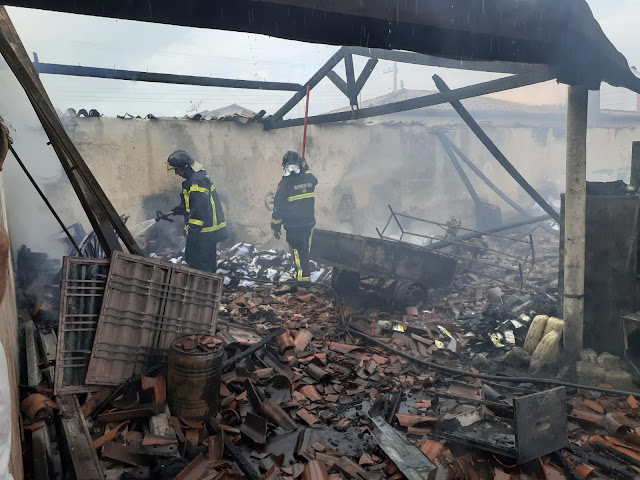 Corpo de Bombeiros controla incêndio em fábrica de panos no interior do RN
