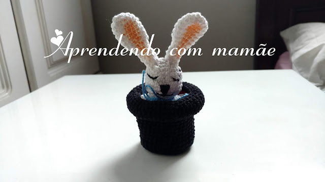 coelho em amigurumi, crochê, especial de páscoa, círculo, coelho dentro da cartola, artesanato