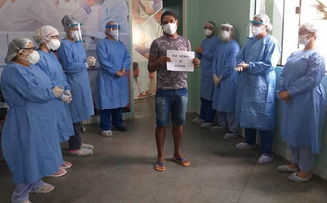 Equipe multiprofissional do Pronto Atendimento Coronavírus celebra altas de pacientes com vitória sobre a Covid-19