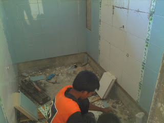 BINA BUNGALOW SENDIRI: MEMASANG TILE