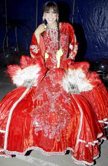 Foto de La Chola Chabuca con traje rojo por fiestas patrias