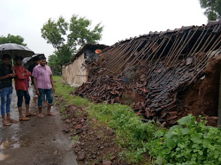 दादी ने उठाया और बोला चाय पी ले बेटा जैसे ही उठा मकान धम्म से नीचे गिरा बाल-बाल बचा