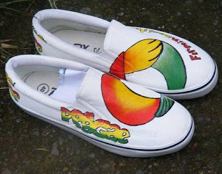 Sepatu Lukis Casual Motif Bunga