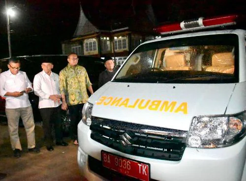 Andre Rosiade Serahkan Ambulans untuk Nagari Kamang Hilir, Agam