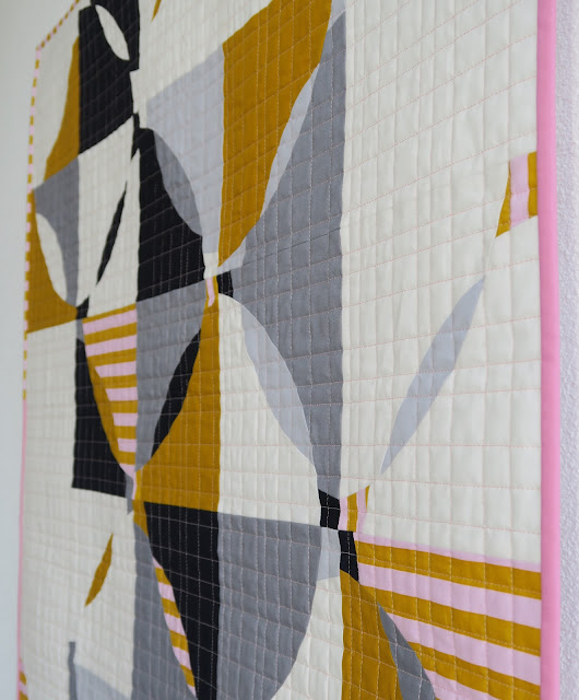 Luna Lovequilts - Free Form Curve - Binding close-up
