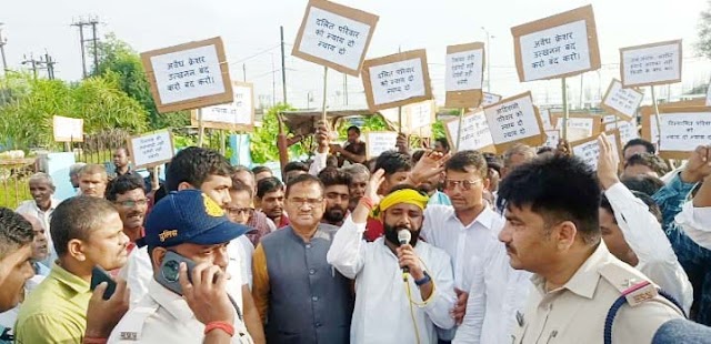 रिलायंस कंपनी और प्रशासन के खिलाफ हुई  जमकर  नारेबाजी, पुलिस ने गनियारी में ट्रेक्टर सवार विस्थापितों को रोका