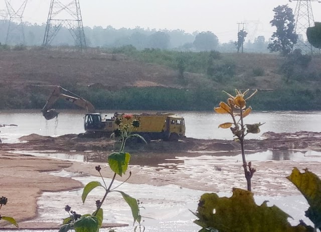 नाले के नाम पर लीज और नदी से रेत उत्खनन,संजय टाइगर रिजर्व क्षेत्र के बनास नदी से मशीनों द्वारा रेत का अवैध उत्खनन