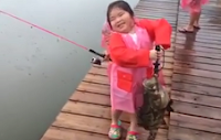 Gadis 6 Tahun Jago Mancing Ikan Kerapu Besar