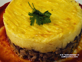 Pastel de carne con pasas y puré de patatas