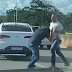 Motoristas descem do carro e trocam socos; vídeo