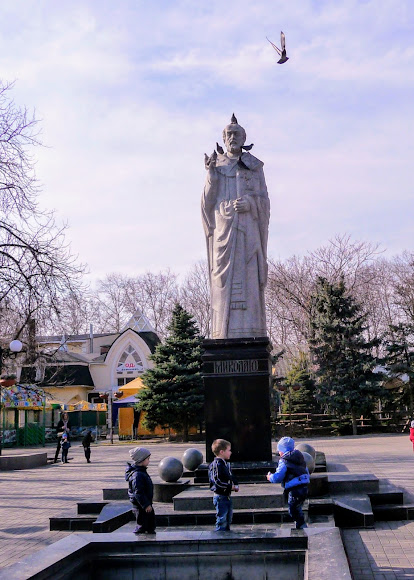 Николаев. Соборная ул. Каштановый сквер. Памятник св. Николаю