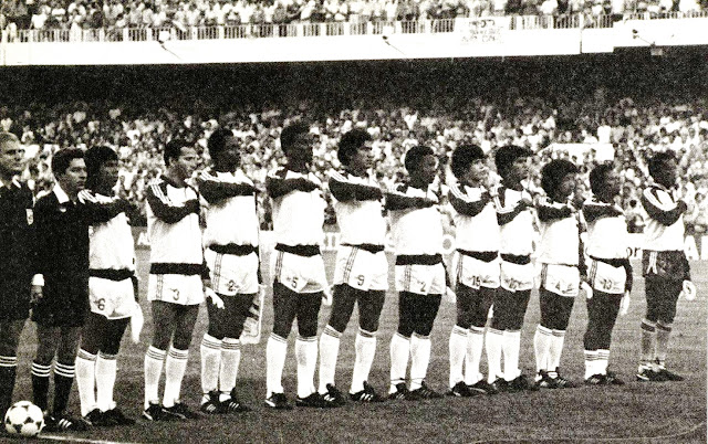 SELECCIÓN DE HONDURAS. Temporada 1981-82. Ramón Maradiaga, Jaime Villegas, Gilberto Yearwood, Allan Costly, Porfirio Betancourt, César Efrain Gutiérrez, Héctor Zelaya, Roberto Macho Figueroa, José Bulnes, Prudencio Morales y Julio César Arzu. SELECCIÓN DE ESPAÑA 1 SELECCIÓN DE HONDURAS 1 Miércoles 16/06/1982. XII Copa del Mundo España 1982, primera fase, Grupo 5, jornada 1. Valencia, España, estadio Luis Casanova: 49.562 espectadores. GOLES: 0-1: 8’, Zelaya. 1-1: 66', López Ufarte, de penalti.