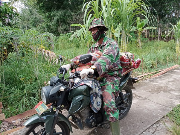 Sepeda Motor Jadi Alternatif Angkut Material di Lokasi TMMD Ke-111 Kodim 1207/Pontianak