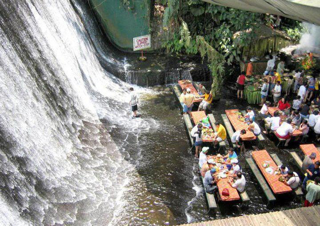 Cachoeira passar dentro de restaurante nas Filipinas