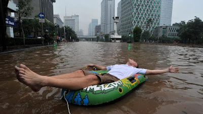 Gaya Turis Jerman "Nikmati" Banjir di Thamrin