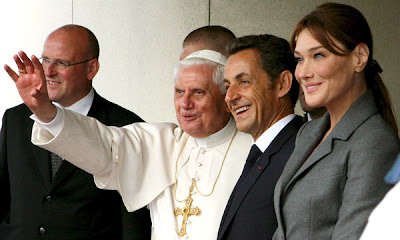 El papa Benedicto XVI y el presidente francés Sarkozy con su esposa carla Bruni