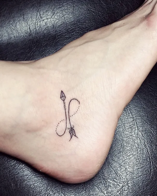 minimalist tattoo Minimalist tattoo of woman