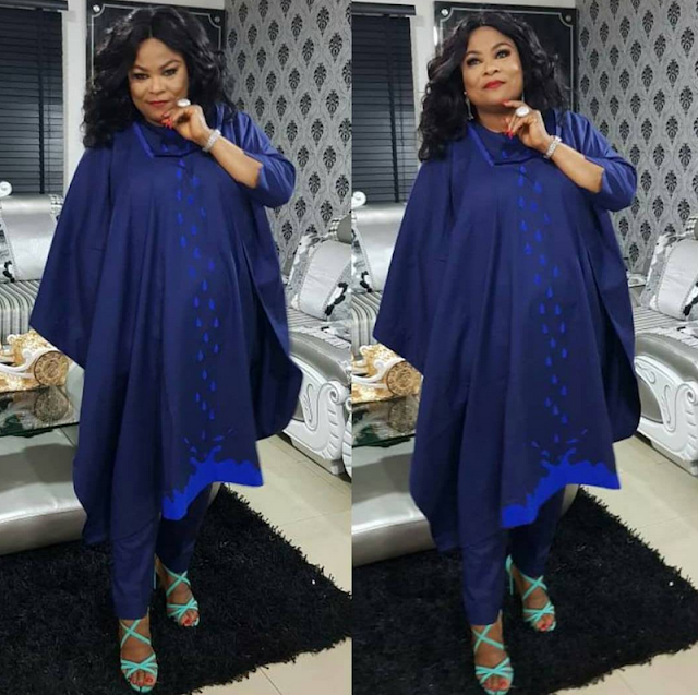 Sola Sobowale rocks Agbada to Future Awards and she looks all shades of gorgeous (photos)