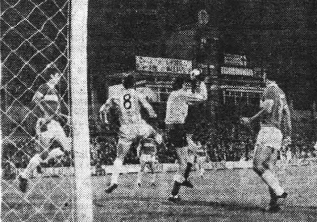 El portero internacional de la URSS Rudakov bloca un balón ante Lizarralde. REAL VALLADOLID DEPORTIVO 0 FC DINAMO KIEV 2 Sábado 30/08/1974, 23:00 horas. III Trofeo Ciudad de Valladolid, final. Valladolid, estadio Municipal José Zorrilla.